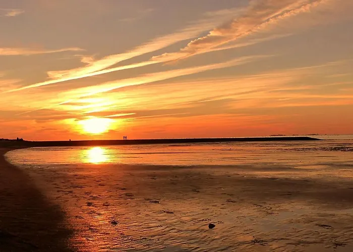 Lüttje Huus Frieda mit Strandkorb am Strand von Mai bis September Cuxhaven